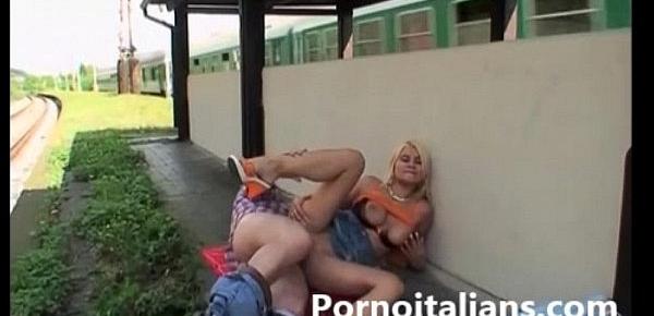  Prostituta tettona  scopata da vecchio porco - italian porn